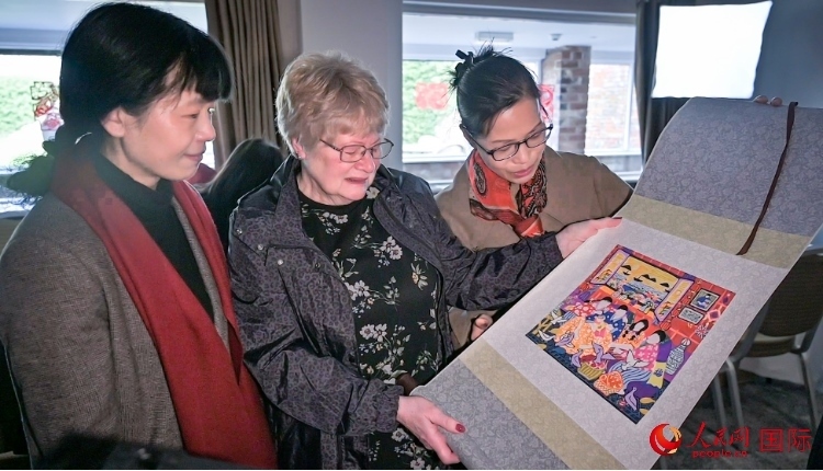 贈(zèng)送舟山漁民畫。人民網(wǎng) 郭錦標(biāo)攝