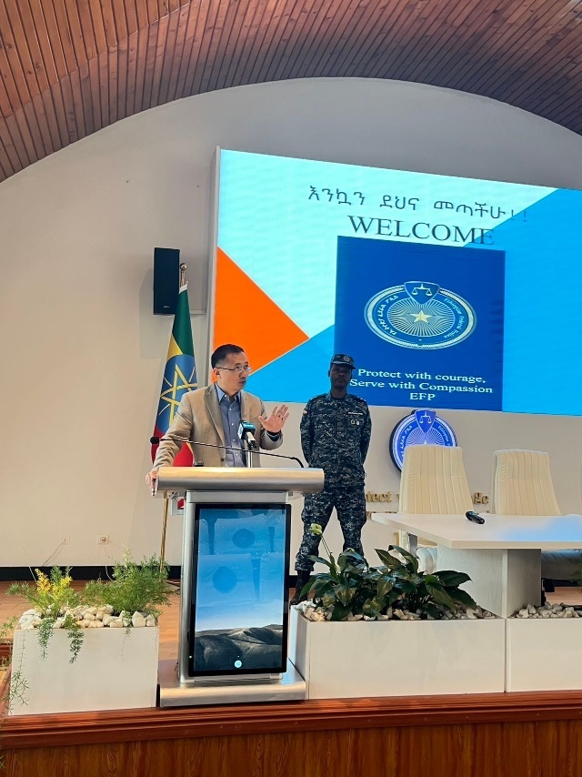 圖為駐埃塞使館首席館員申欽民公參致辭。亞的斯亞貝巴大學(xué)孔子學(xué)院供圖