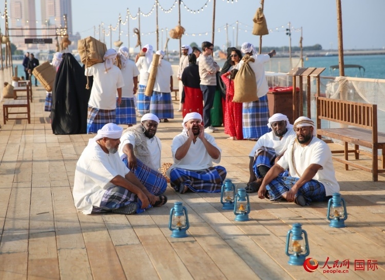 演藝人員展示售賣產(chǎn)品的場景。人民網(wǎng) 塔里克·易卜拉欣攝