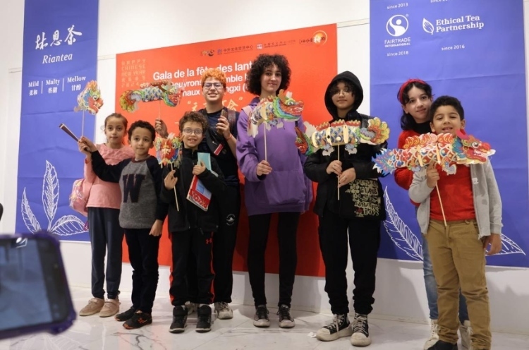 孩子們拿著元宵彩燈合影。拉巴特中國文化中心供圖