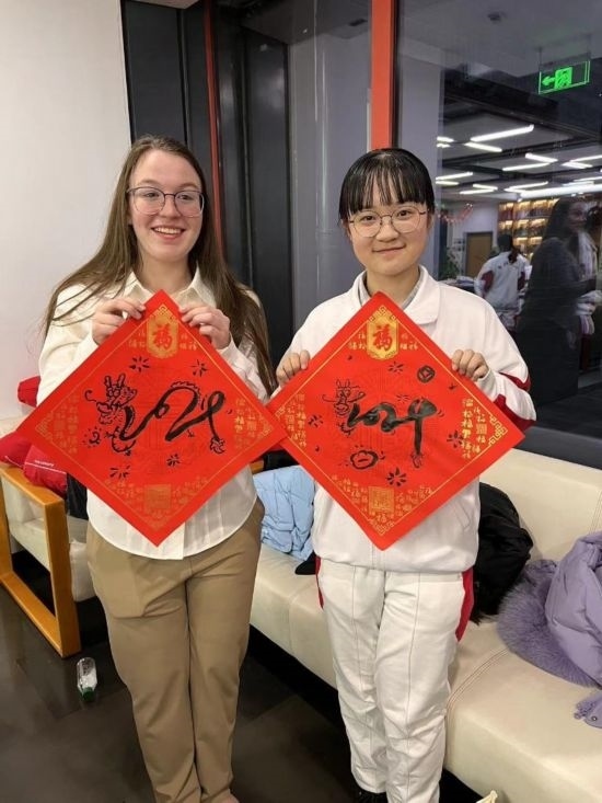 1月下旬，馬斯卡廷中學(xué)訪華代表團(tuán)學(xué)生在北京同中國青少年交流。（受訪者供圖）