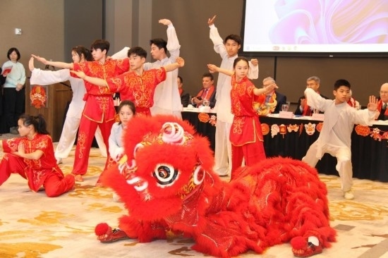 2月9日，在馬斯卡廷，中國人民大學(xué)附屬中學(xué)藝術(shù)團(tuán)學(xué)生表演中國武術(shù)。