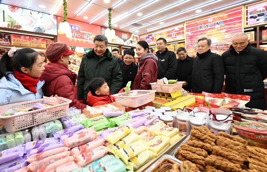 2024年2月1日下午，習近平總書記在天津古文化街考察時，走進店鋪同現(xiàn)場群眾互動交流。新華社記者 謝環(huán)馳 攝
