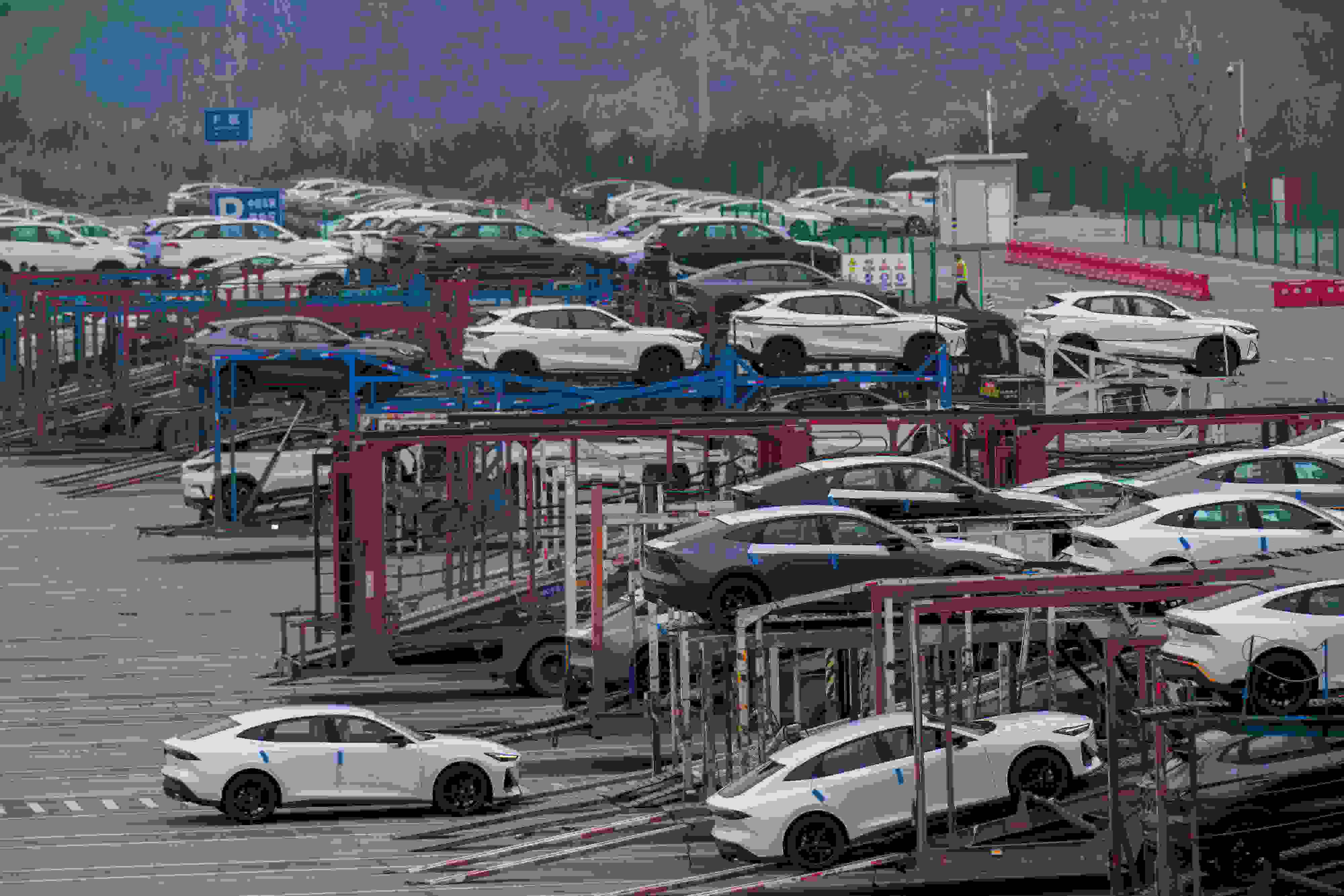 2024年2月25日，重慶江北區(qū)某汽車整車分撥中心，一排排汽車整裝待發(fā)。