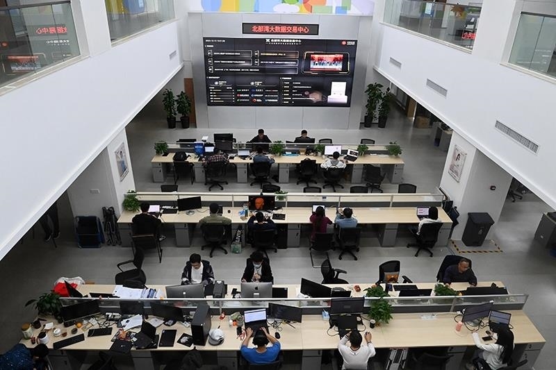 2023年12月12日，中國－東盟信息港股份有限公司員工在工作中。