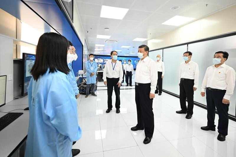 2023年7月6日，習(xí)近平總書記在江蘇南京市考察紫金山實(shí)驗(yàn)室時(shí)，同科研人員親切交流。