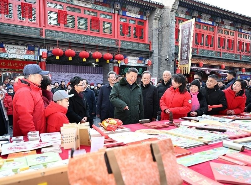 △2024年2月1日，習(xí)近平總書(shū)記在天津古文化街考察時(shí)，同店鋪員工和現(xiàn)場(chǎng)群眾互動(dòng)交流。