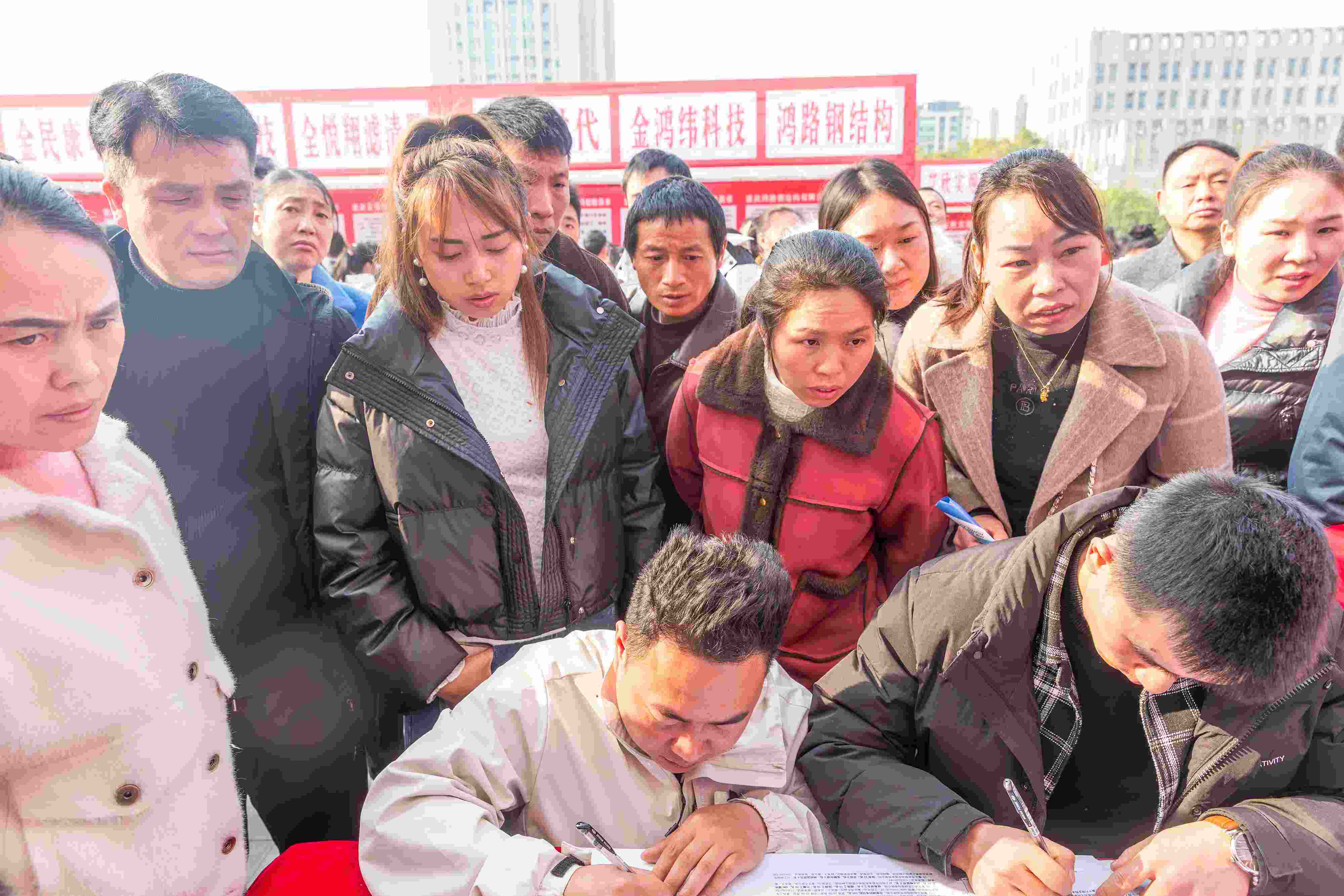 △ 2024年2月19日，重慶市南川區(qū)舉辦2024“春風(fēng)行動(dòng)”招聘會(huì)，為企業(yè)和求職者牽線搭橋，助力務(wù)工人員返崗就業(yè)、企業(yè)復(fù)產(chǎn)復(fù)工。