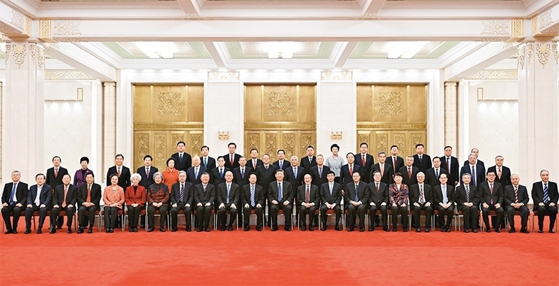 2024年2月7日，習(xí)近平、王滬寧、蔡奇、丁薛祥等在北京人民大會(huì)堂同黨外人士歡聚一堂，共迎佳節(jié)。這是習(xí)近平等同大家合影留念。 新華社記者 謝環(huán)馳/攝