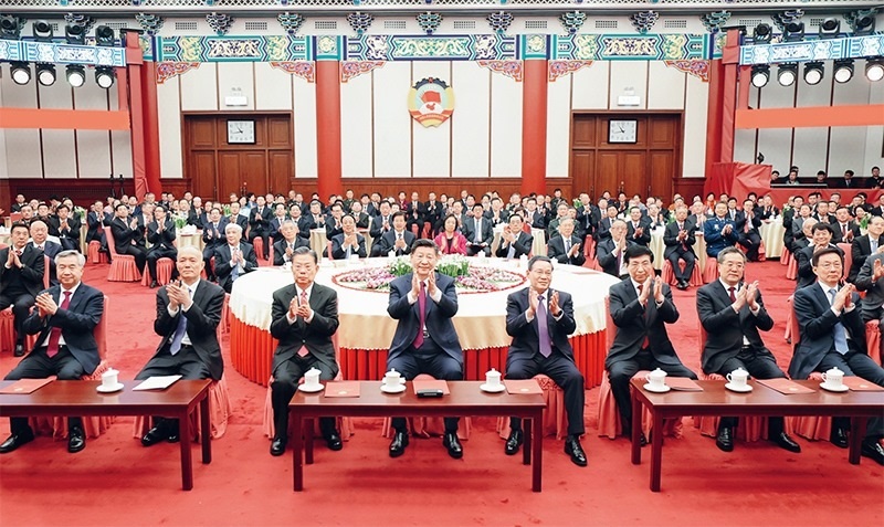 2023年12月29日，全國政協(xié)在北京舉行新年茶話會(huì)。黨和國家領(lǐng)導(dǎo)人習(xí)近平、李強(qiáng)、趙樂際、王滬寧、蔡奇、丁薛祥、李希、韓正出席茶話會(huì)并觀看演出。 新華社記者 鞠鵬/攝