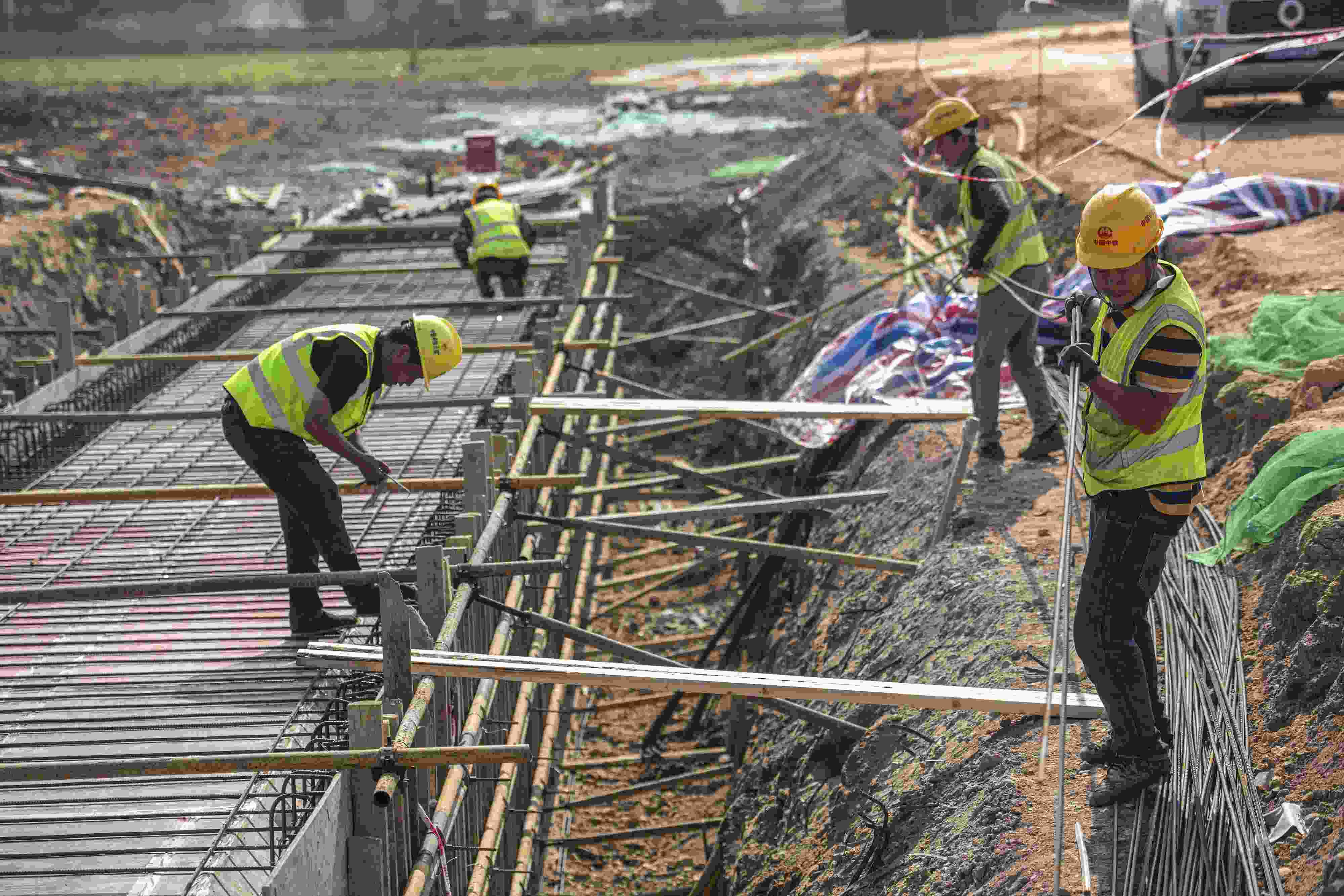 △ 2024年2月20日，海南省瓊海市，工程機(jī)械在博鰲樂(lè)城國(guó)際醫(yī)療旅游先行區(qū)康健路上加緊施工。