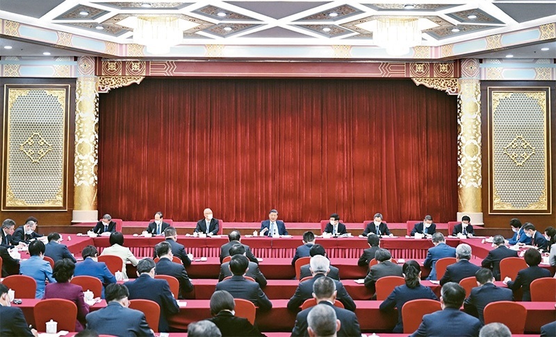 2023年3月6日，中共中央總書記、國家主席、中央軍委主席習(xí)近平看望參加全國政協(xié)十四屆一次會(huì)議的民建、工商聯(lián)界委員，并參加聯(lián)組會(huì)，聽取意見和建議。中共中央政治局常委、全國政協(xié)十四屆一次會(huì)議主席團(tuán)會(huì)議主持人王滬寧，中共中央政治局常委蔡奇、丁薛祥參加看望和討論。 新華社記者 謝環(huán)馳/攝