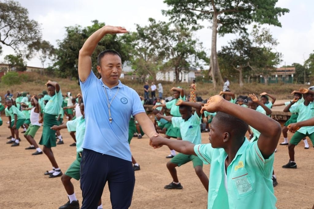 2月20日，在塞拉利昂首都弗里敦，來自塞拉利昂大學(xué)孔子學(xué)院的武術(shù)教師劉偉在為當(dāng)?shù)貙W(xué)生上武術(shù)課。