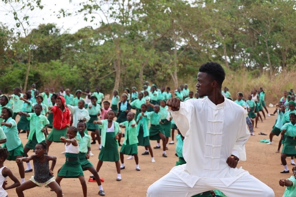 2月20日，在塞拉利昂首都弗里敦，當(dāng)?shù)貙W(xué)生在上武術(shù)課。