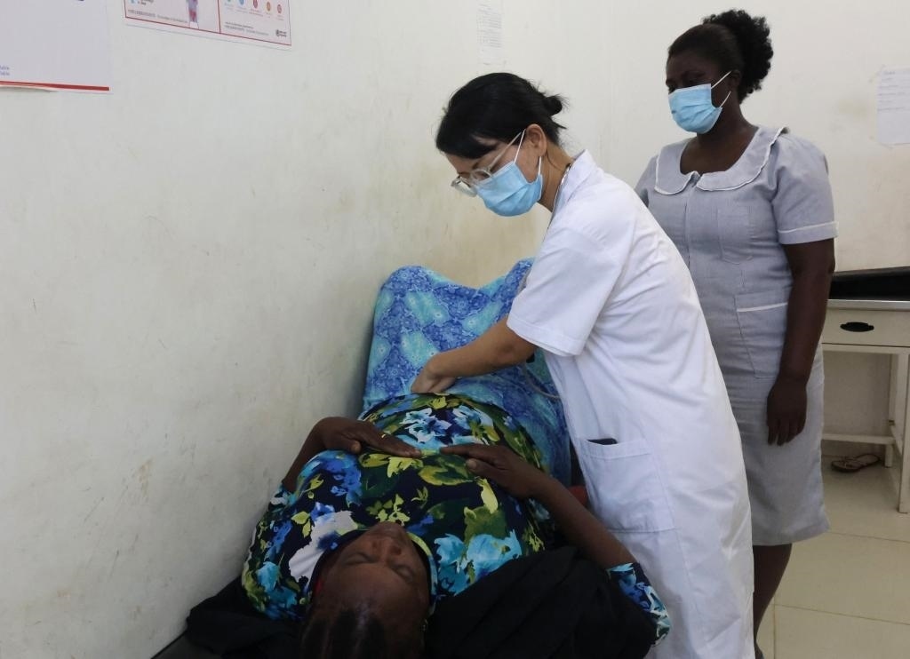 2023年2月27日，在塞拉利昂首都弗里敦，一名中國醫(yī)療隊的醫(yī)生正在為患者檢查身體。