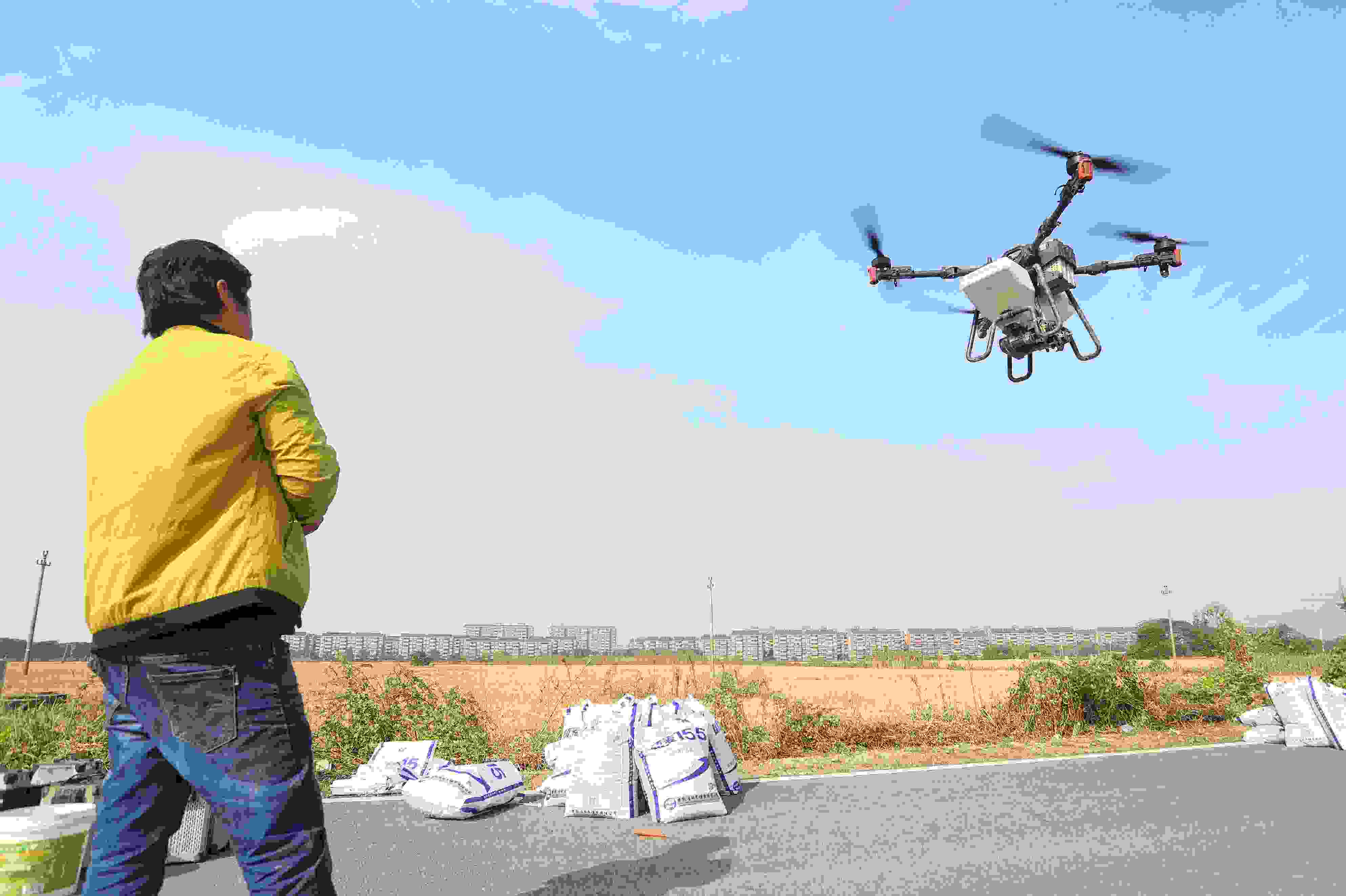 2023年11月15日，浙江嘉興，南湖區(qū)七星街道一處農(nóng)田里，農(nóng)民操縱無(wú)人機(jī)進(jìn)行冬小麥飛播。