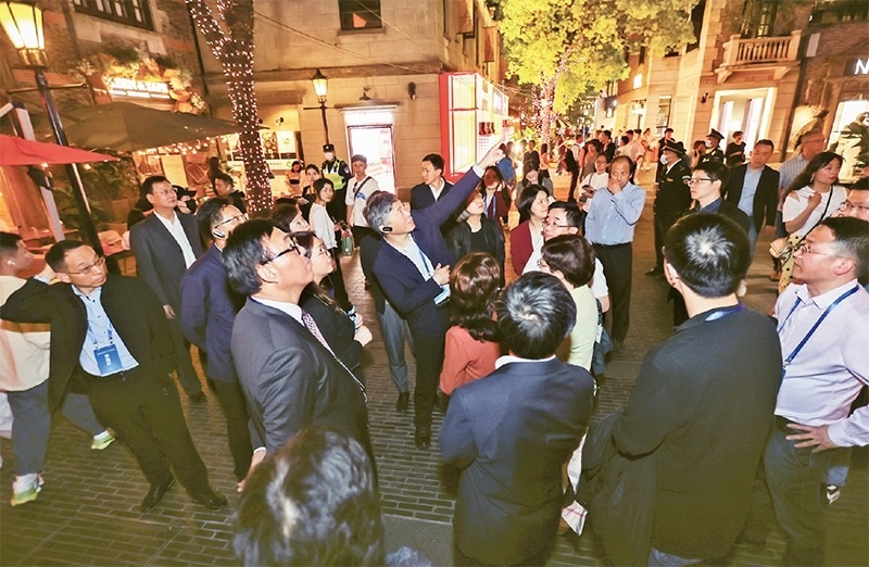 2023年4月18日，全國(guó)無(wú)黨派人士考察團(tuán)來(lái)到位于上海市黃浦區(qū)的上海新天地開(kāi)放式街區(qū)考察夜經(jīng)濟(jì)。 新華社記者 王翔/攝