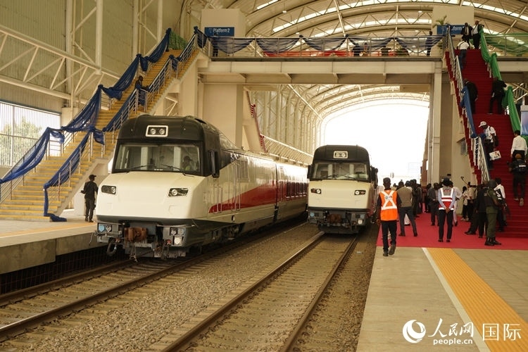 紅線車輛整裝待發(fā)。人民網(wǎng)記者 姜宣攝