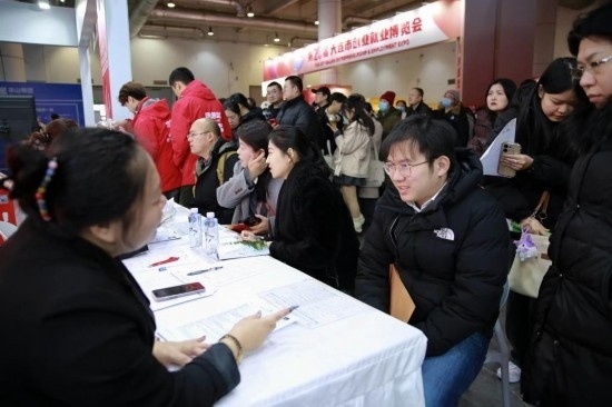 求職者與用人單位溝通交流。新華社記者 張博群 攝