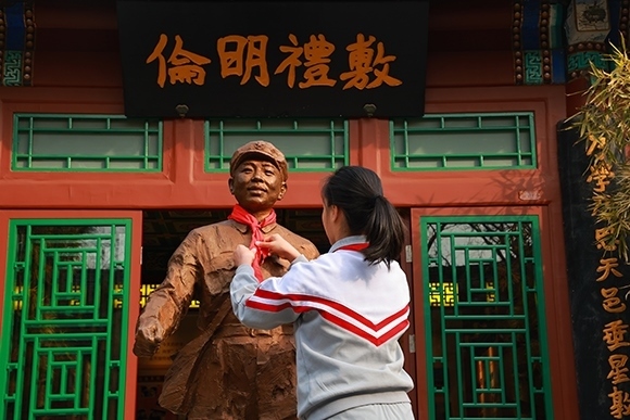 “追尋雷鋒足跡 弘揚志愿精神”學(xué)雷鋒主題教育活動。學(xué)校供圖
