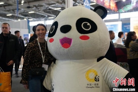3月5日，2024年柏林國(guó)際旅游交易會(huì)(ITB)在柏林會(huì)展中心拉開(kāi)帷幕。以“你好！中國(guó)”為主題的中國(guó)展區(qū)當(dāng)日亮相展會(huì)。圖為觀眾與大熊貓人偶合影。中新社記者 馬秀秀 攝