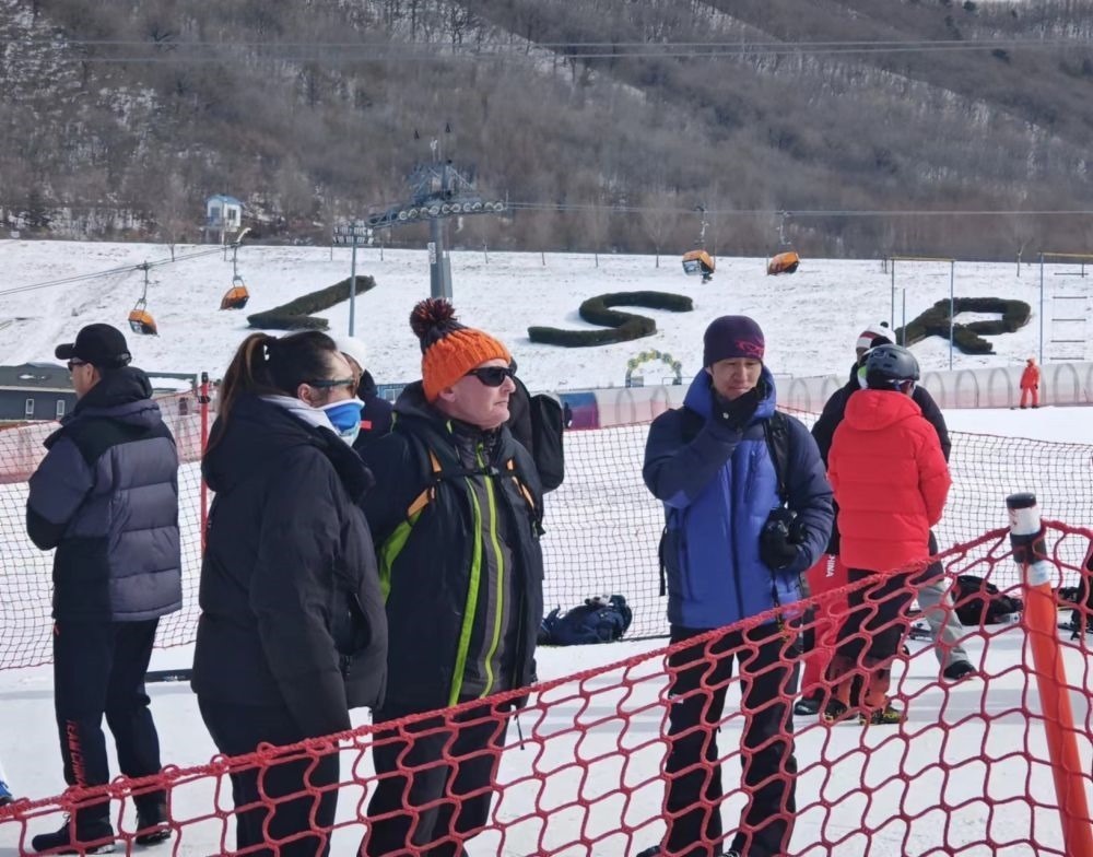 ?皮埃爾·杜邦（左三）在比賽現(xiàn)場。新華社記者 王沁鷗 攝