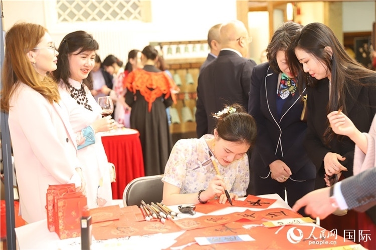 現(xiàn)場(chǎng)書法體驗(yàn)。人民網(wǎng)記者 霍文攝