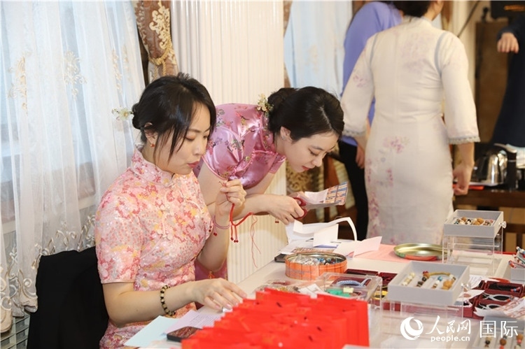 孔院教師展示剪紙。人民網(wǎng)記者 霍文攝