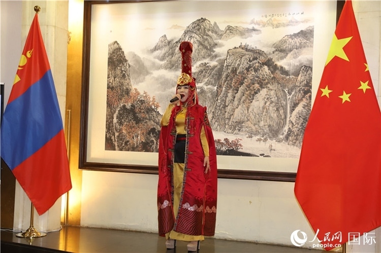 呼麥演唱。人民網(wǎng)記者 霍文攝