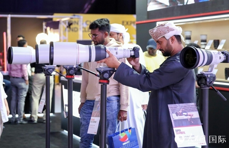 參觀者在體驗(yàn)攝影設(shè)備。人民網(wǎng)塔里克·易卜拉欣攝