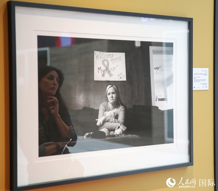 一名觀眾在觀賞攝影作品。人民網(wǎng)塔里克·易卜拉欣攝