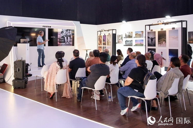 觀眾在參加攝影講座。人民網(wǎng)塔里克·易卜拉欣攝