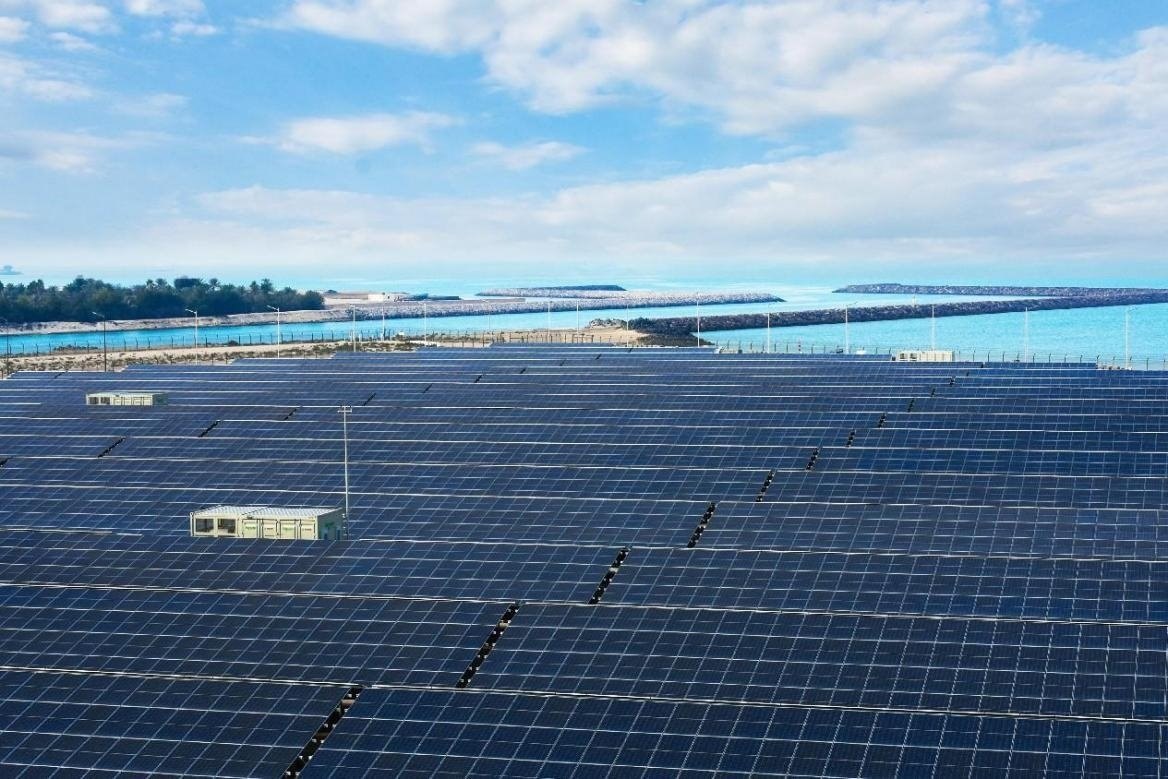 項目廣泛采用光伏補償發(fā)電系統(tǒng)，降低能源消耗。山東電建三公司供圖