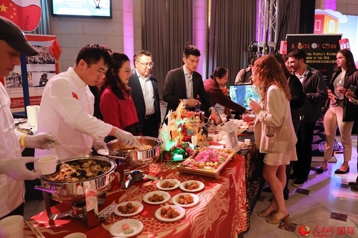 使館工作人員詳細為現(xiàn)場美食家和來賓講解菜品色香味特點、原料特色、烹制手法及其中蘊含的中華美食文化。人民網(wǎng)記者 李志偉攝