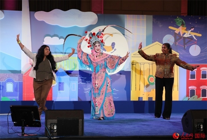 當(dāng)?shù)厝A人京劇社團的青年演員現(xiàn)場表演京劇選段，并與現(xiàn)場觀眾近距離互動。人民網(wǎng)記者 李志偉攝