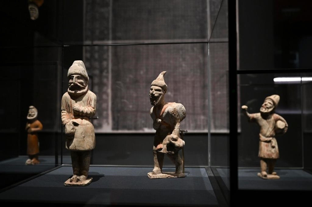 “歷史之遇——中國與西亞古代文明交流展”于1月12日至4月11日在故宮午門正殿展廳舉行。這是展出的陶彩繪人俑（1月10日攝）。新華社記者金良快攝