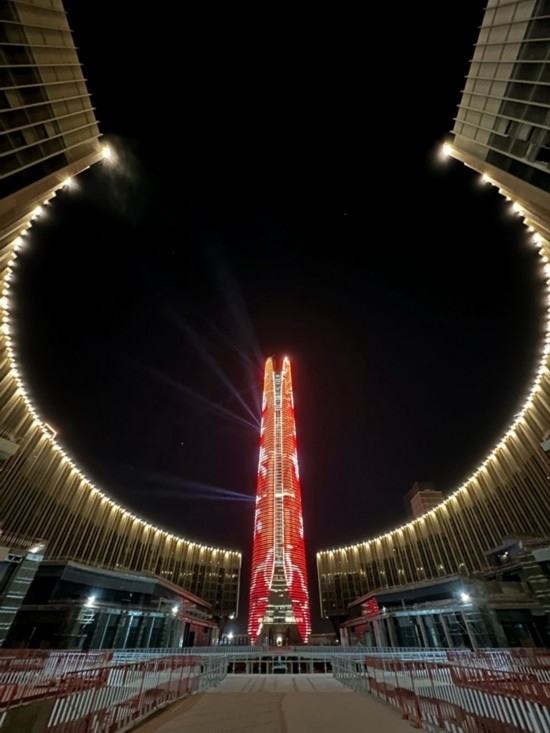  2024年2月9日，埃及開羅以東建設中的埃及新行政首都中央商務區(qū)項目上演燈光秀，迎接龍年春節(jié)。新華社發(fā)（黎炳宏攝）