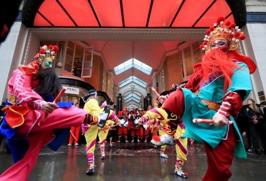  2024年2月10日，來自廣東普寧的英歌舞團演員在英國倫敦伯靈頓拱廊街表演英歌舞。新華社記者 李穎 攝