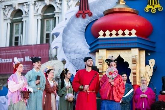  2024年2月13日，在意大利威尼斯，志愿者身著漢服進行表演。新華社記者 李京 攝