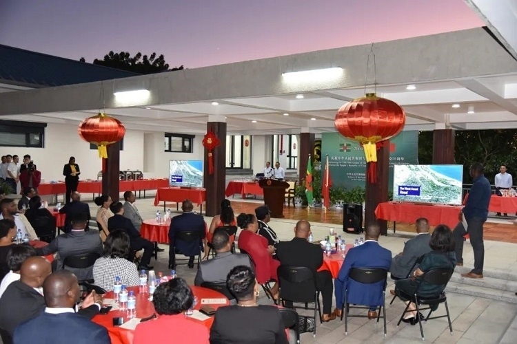 當(dāng)?shù)貢r間3月13日，慶祝中國與多米尼克建交20周年招待會在中國駐多大使館舉行。中國駐多米尼克大使館供圖