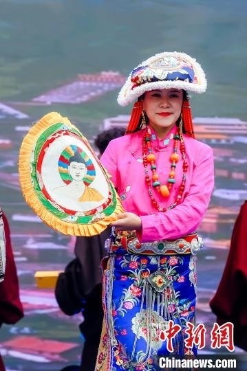 圖為身著民族服飾的演員們展示果洛特色產品。 果洛州文體旅游廣電局 供圖