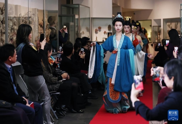 3月13日，在位于法國(guó)巴黎的吉美國(guó)立亞洲藝術(shù)博物館，模特展示敦煌復(fù)原服飾。新華社記者 高靜 攝