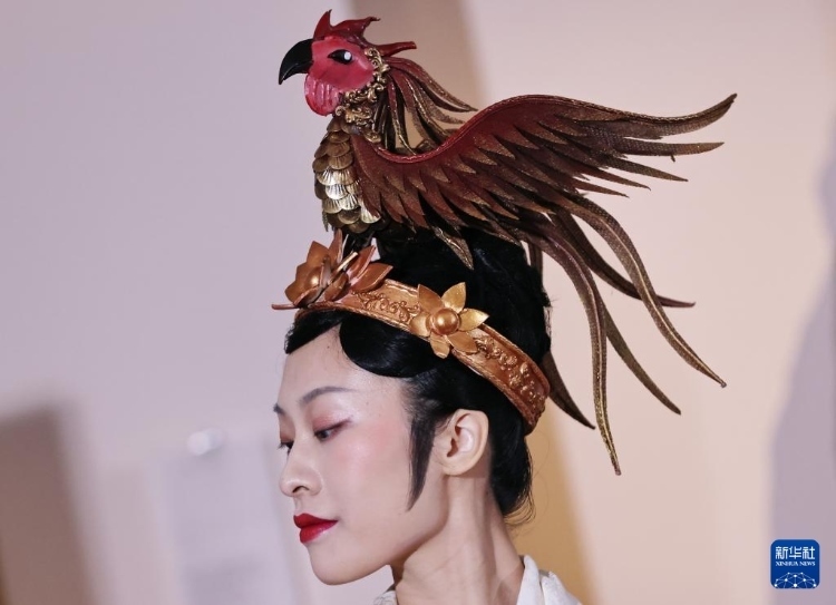 3月13日，在位于法國(guó)巴黎的吉美國(guó)立亞洲藝術(shù)博物館，模特展示敦煌復(fù)原服飾。新華社記者 高靜 攝