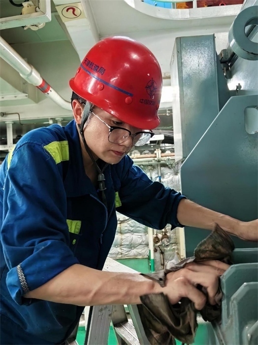 “天鯤號(hào)”工作人員正在對(duì)設(shè)備進(jìn)行清潔維護(hù)?！疤祧H號(hào)”供圖