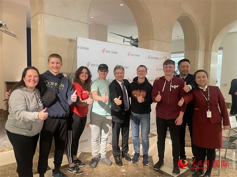 師生們出發(fā)前與國(guó)航工作人員合影留念。人民網(wǎng)記者 鄧圩攝