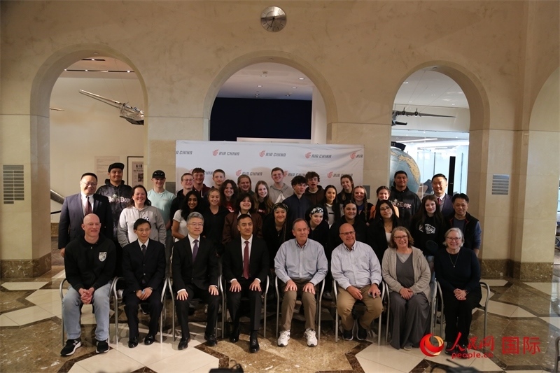 美國(guó)高中學(xué)生交流團(tuán)全體與前來(lái)送行的各方代表合影。人民網(wǎng)記者 鄧圩攝