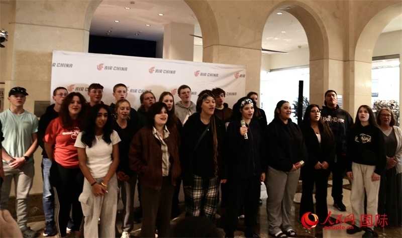 全體美國(guó)高中生合唱《希望的田野》。人民網(wǎng)記者 鄧圩攝