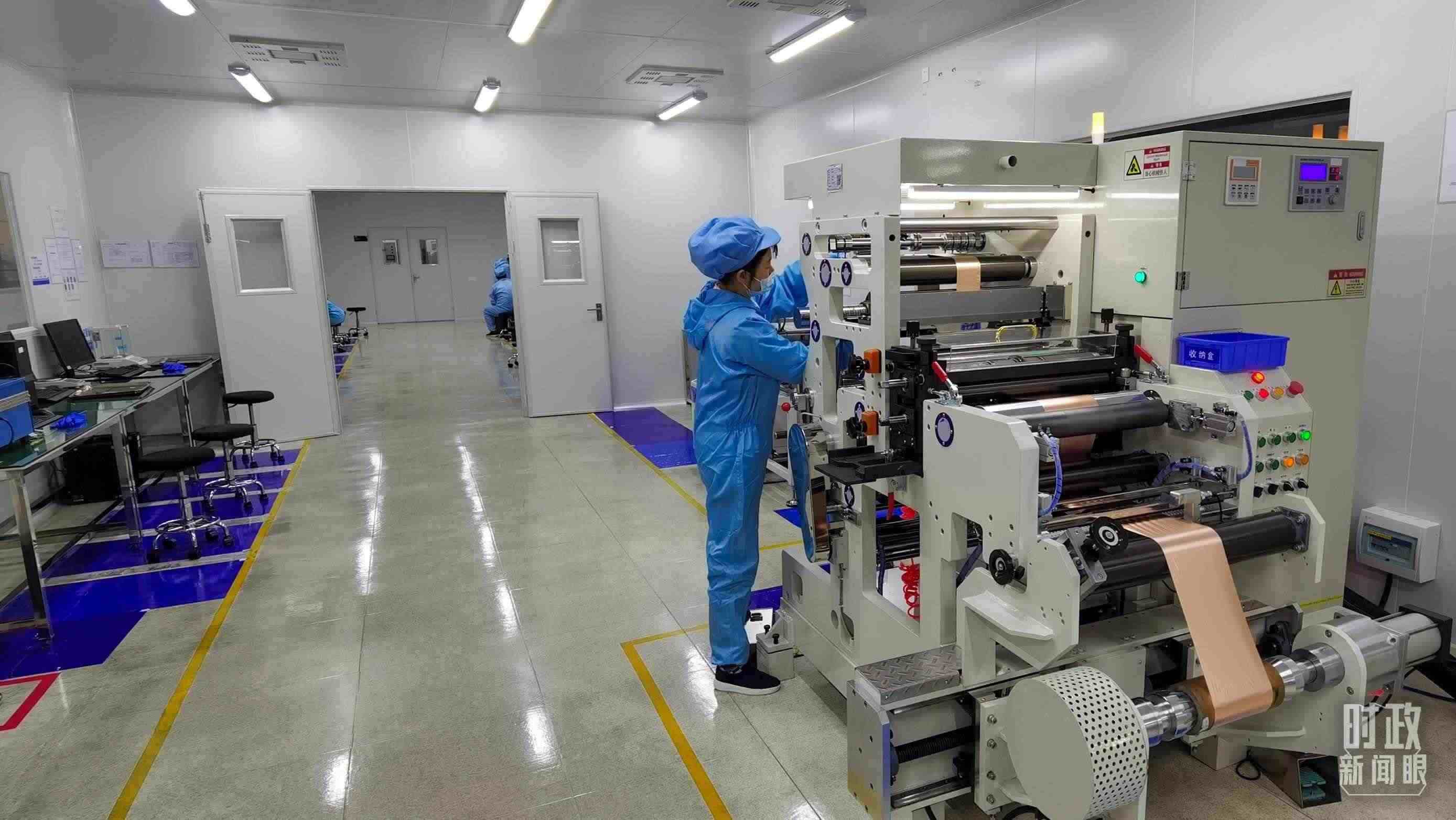 △企業(yè)員工將冷壓后的極片裁出規(guī)定尺寸，用于鋰電池制作。（總臺央視記者郭鴻拍攝）