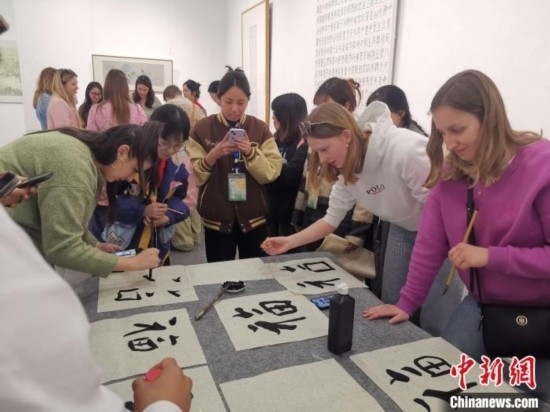 比利時學生體驗書法。杭州師范大學供圖