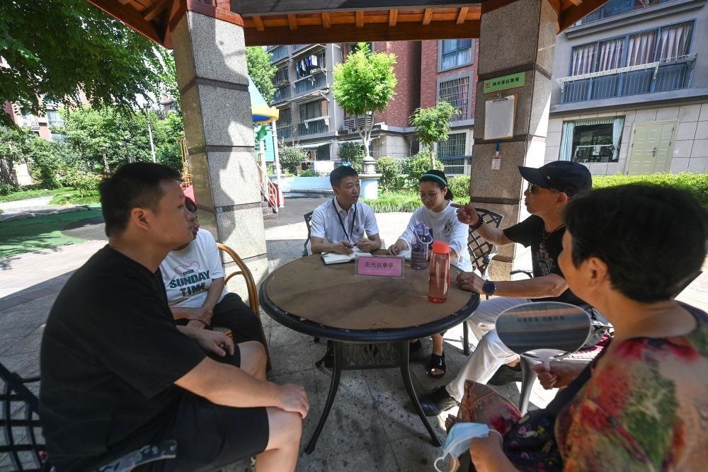 △2023年7月21日，在位于浙江杭州臨安區(qū)錦南街道水岸陽(yáng)光小區(qū)的陽(yáng)光議事廳，街道干部在聽(tīng)取居民們反映的問(wèn)題及意見(jiàn)。